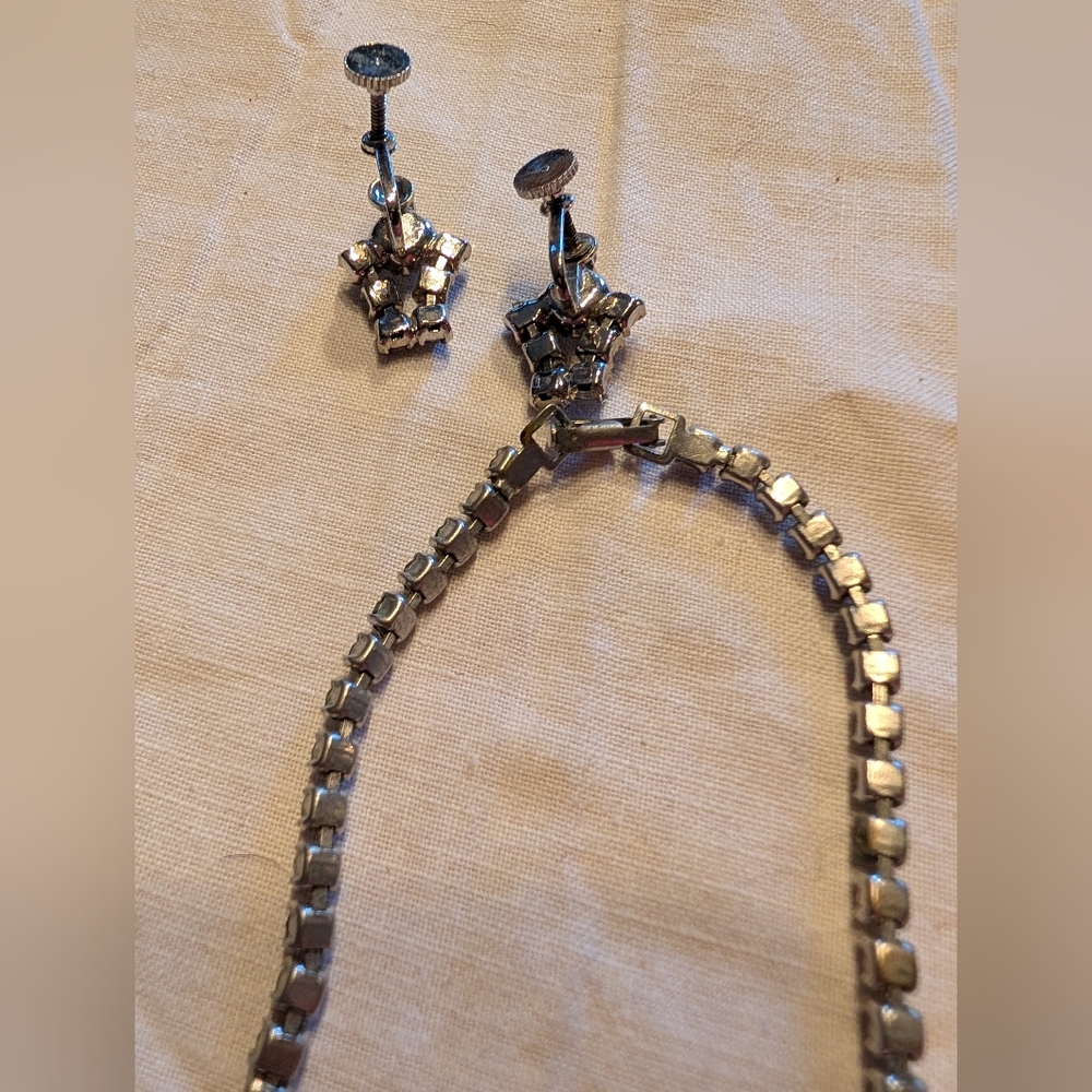 2/20$ Avon Silver Necklace with Crystal Details - Picture 4 of 4